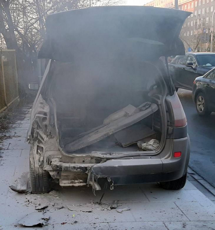 Kierowca samotnie walczył z pożarem