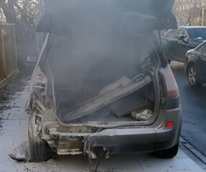 Auto płonęło na Pradze-Północ. Gaśnice nie dawały rady