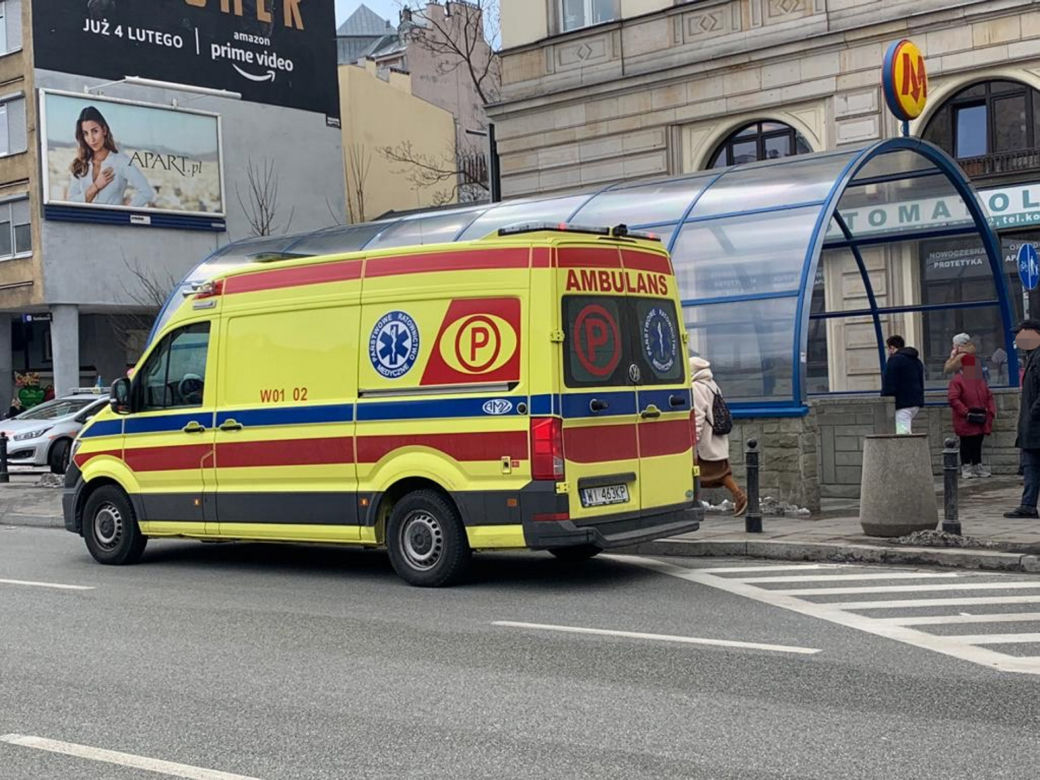 Tragedia na stacji metra Politechnika. Mężczyzna rzucił się pod pociąg