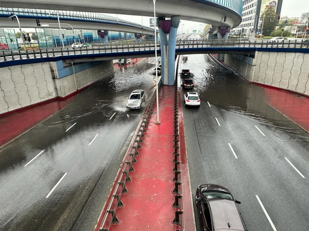 Pogodowy armagedon w Warszawie. Ulice jak rzeki, auta grzęzną w błocie
