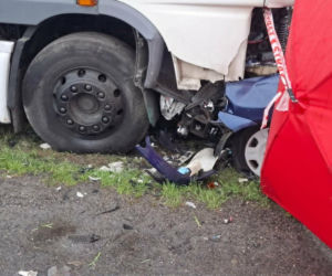 Pół rodziny zginęło w jednej chwili! Fiat najechał na ciężarówkę