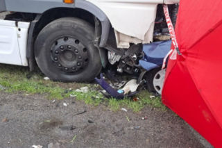 Pół rodziny zginęło w jednej chwili! Fiat najechał na ciężarówkę
