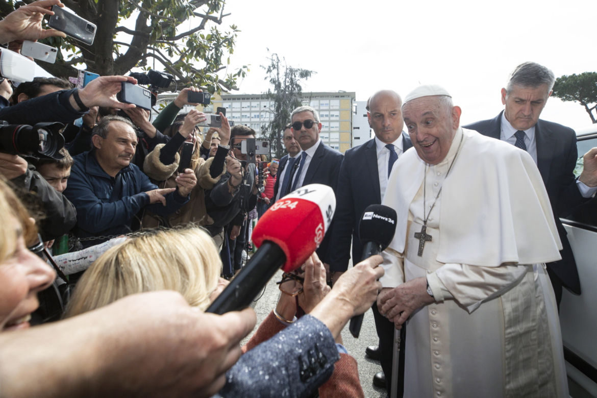 Papież Franciszek opuścił szpital i wraca do Watykanu. Jest w dobrej formie [ZDJĘCIA]