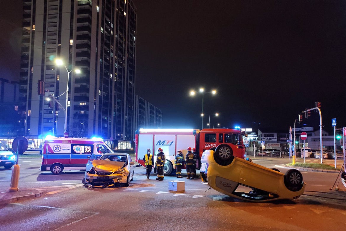 Wypadek na Ostrobramskiej. Skoda dachowała. Kobieta w ciąży w szpitalu 