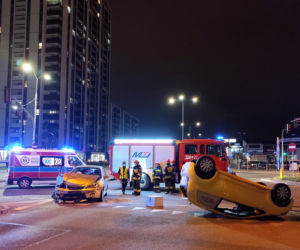 Wypadek na Ostrobramskiej. Skoda dachowała. Kobieta w ciąży w szpitalu 