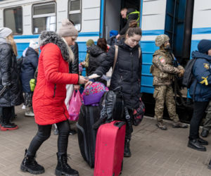 Wojna na Ukrainie. Tłumy uchodźców w Medyce i na dworcu we Lwowie