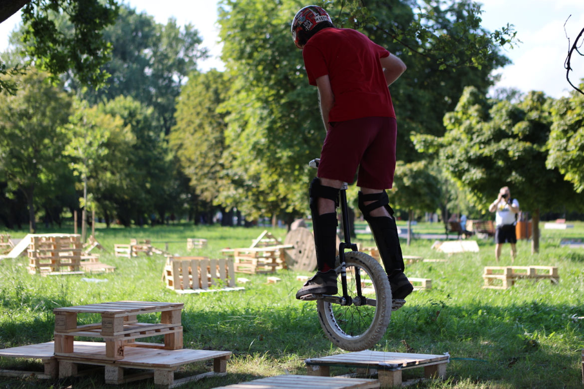 Monocyklowy trial w Parku Ludowym w Lublinie w ramach Europejskiej Konwencji Żonglerskiej