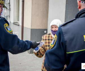 Obowiązkowe maseczki. Kto może liczyć na darmową maseczkę? Dziesiątki tysięcy zamówiły samorządy