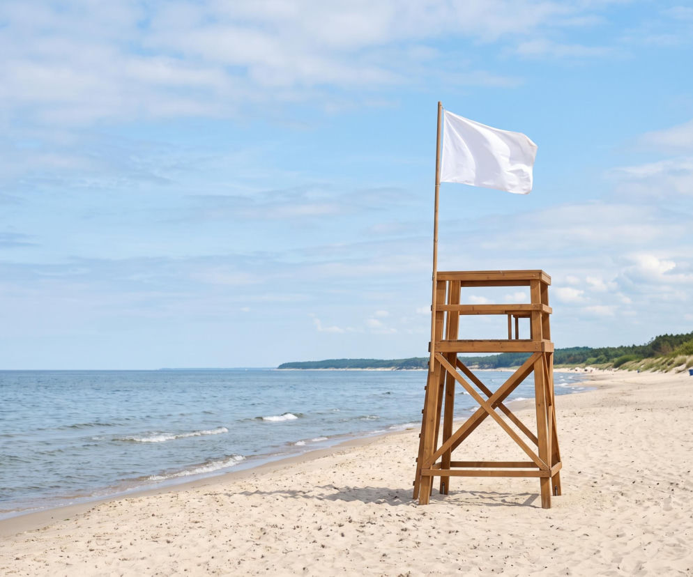 Biała flaga na wieży ratowniczej w Niechorzu oznacza bezpieczną kąpiel, o czym przeczytasz na SE Szczecin.