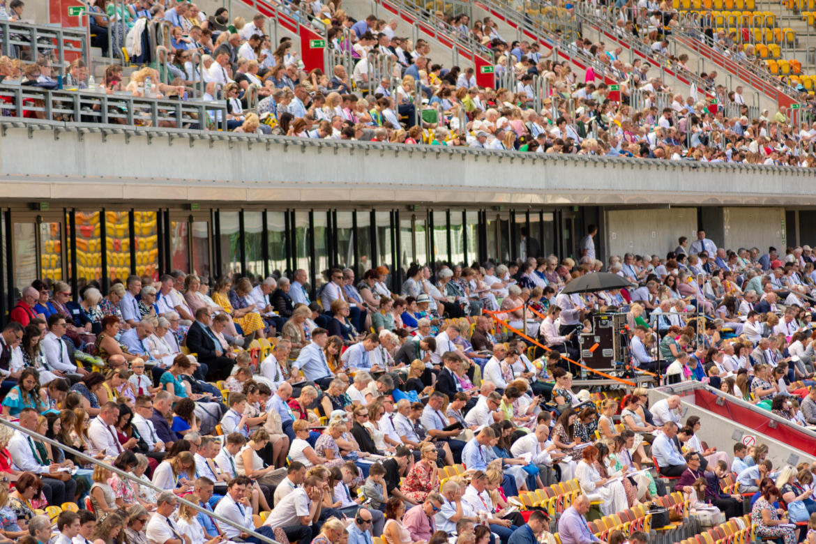 Białystok. Kongres Świadków Jehowy zgromadził tłumy na Stadionie Miejskim