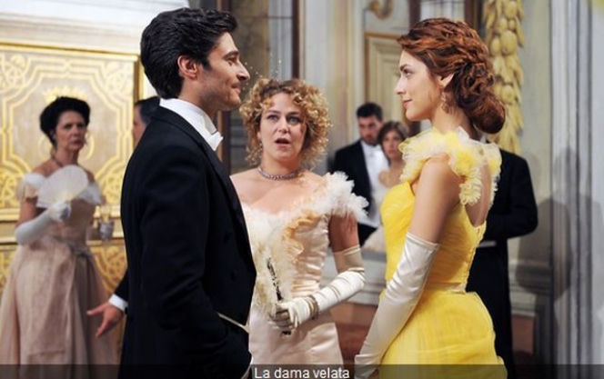 Dama w czarnym welonie. Clara (Miriam Leone), Guido (Lino Guanciale)