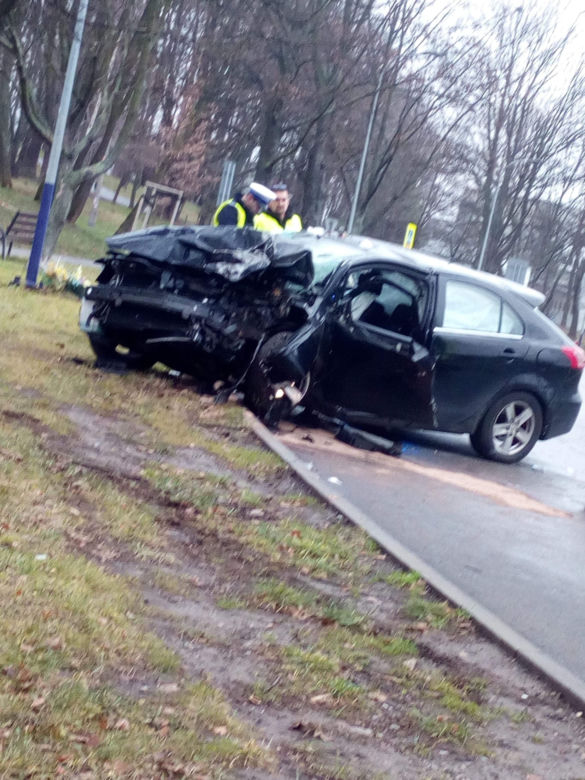 KOSZMARNY wypadek w Krakowie! Młody kierowca zginął na miejscu 