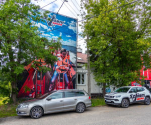 Otoczony reklamami dom przy Dolinie Służewieckiej w Warszawie