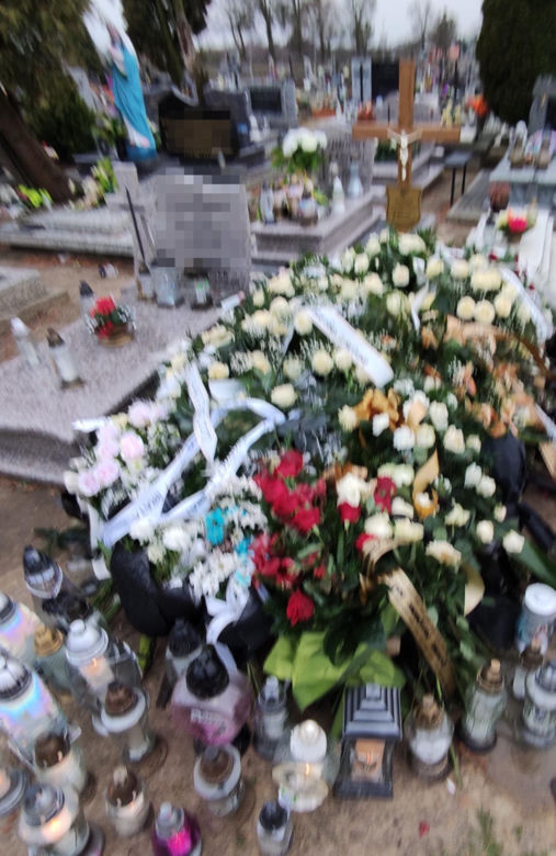  Cała wieś pożegnała zamordowanego Mateusza (†23 l.) i kolorowymi kwiatami zasypała jego grób