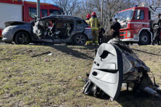 Wóz strażacki jechał do płonącego domu. Chwilę po wyjechaniu z remizy zderzył się z osobówką