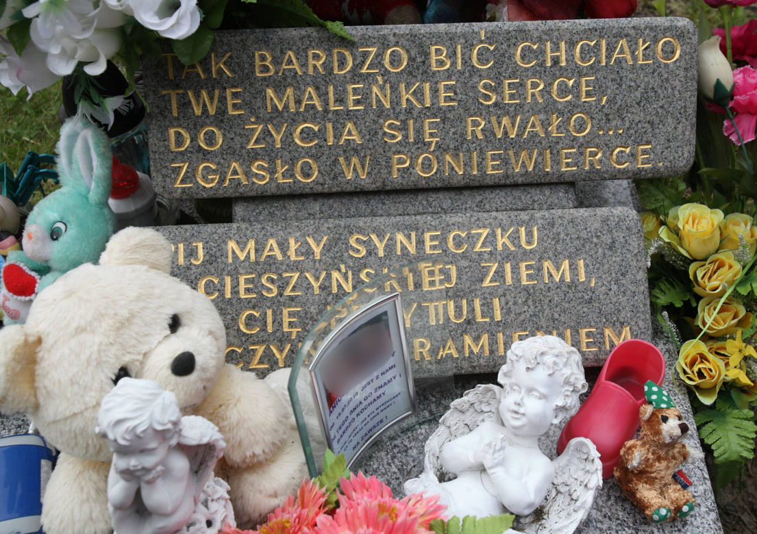 Skatowany Szymonek umierał kilka dni w cierpieniu. Z bólu odgryzł sobie kawałek wargi
