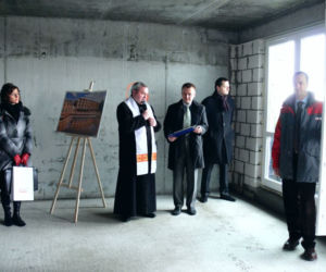 W uroczystości zawieszenia wiechy uczestniczył także proboszcz parafii dzielnicy Wola, poświęcił nowo wybudowany budynek.