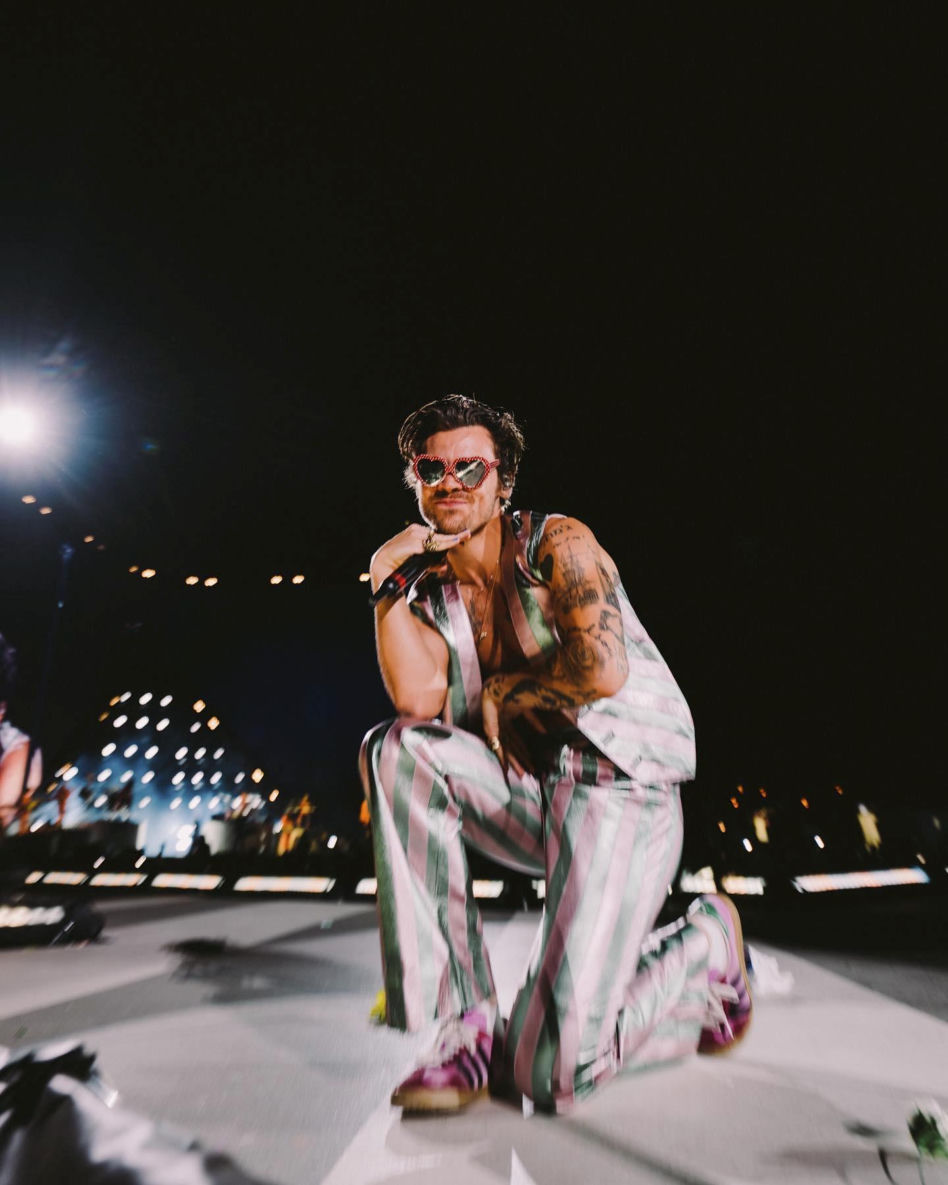 Harry Styles ŚCIĄŁ swoje piękne, długie włosy. Jest prawie ŁYSY!