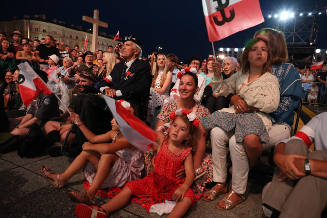 Rodzina Nawrockich śpiewa (nie)zakazane piosenki)