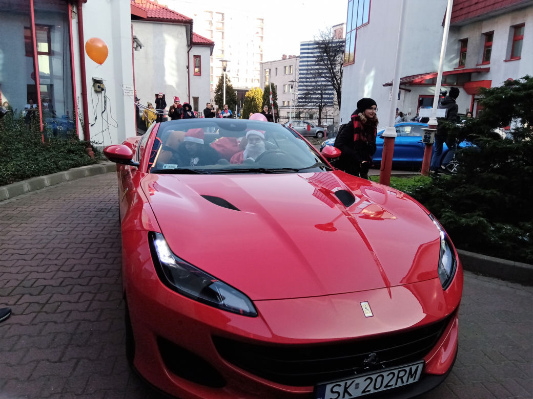 Święty Mikołaj zamienił sanie i renifery na czerwone Ferrari. Dzieciaki z chorzowskiego szpitala zachwycone [ZDJĘCIA]