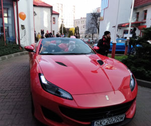 Święty Mikołaj zamienił sanie i renifery na czerwone Ferrari. Dzieciaki z chorzowskiego szpitala zachwycone [ZDJĘCIA]