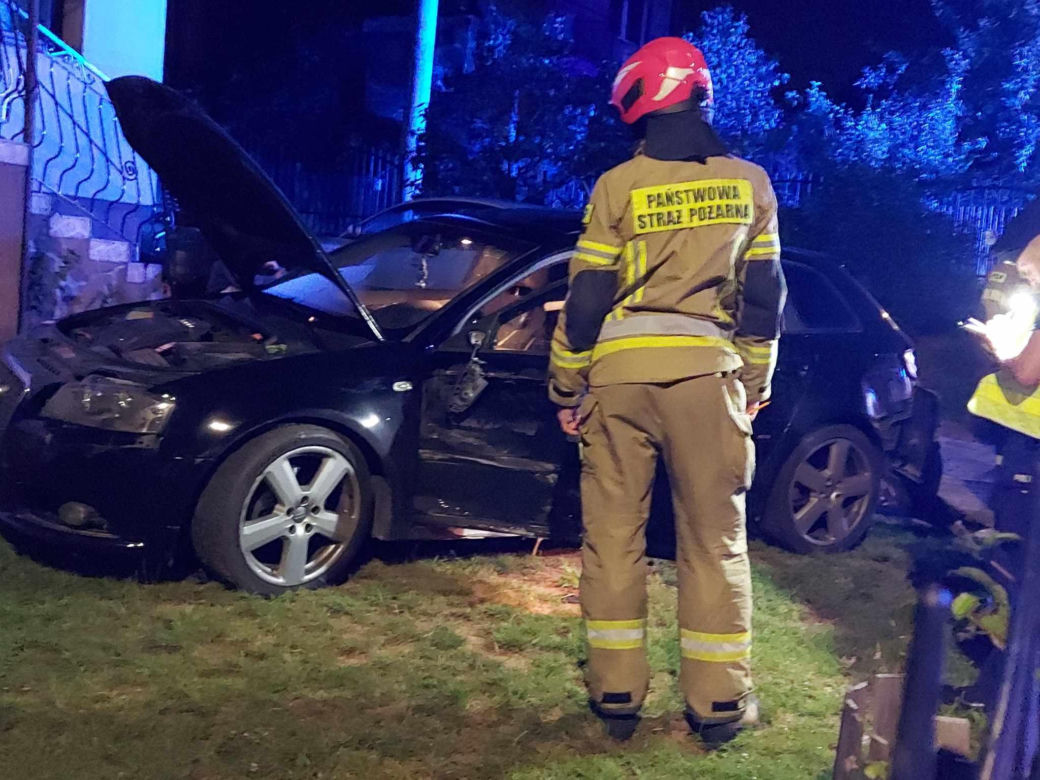 Nocny wypadek na Moniuszki w Starachowicach. Kierowca Audi uciekł z miejsca zdarzenia