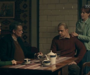 Stulecie Winnych 3 sezon odc. 35. Stanisław (Jan Wieczorkowski), Andzia (Barbara Wypych), Mania (Magdalena Walach), Ryszard (Piotr Rogucki)