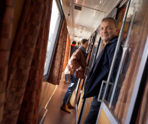 Jechałem legendarnym pociągiem. W środku jak kiedyś, aż trudno uwierzyć! Ludzie mówią wprost: „to były czasy”