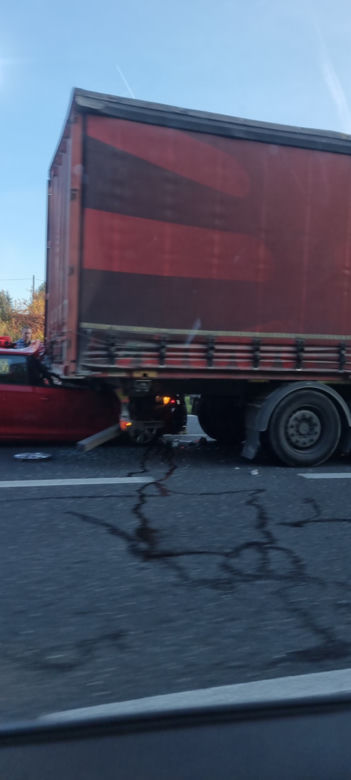Wypadek na autostradzie A4 w Katowicach. Auto wjechało pod TIRa