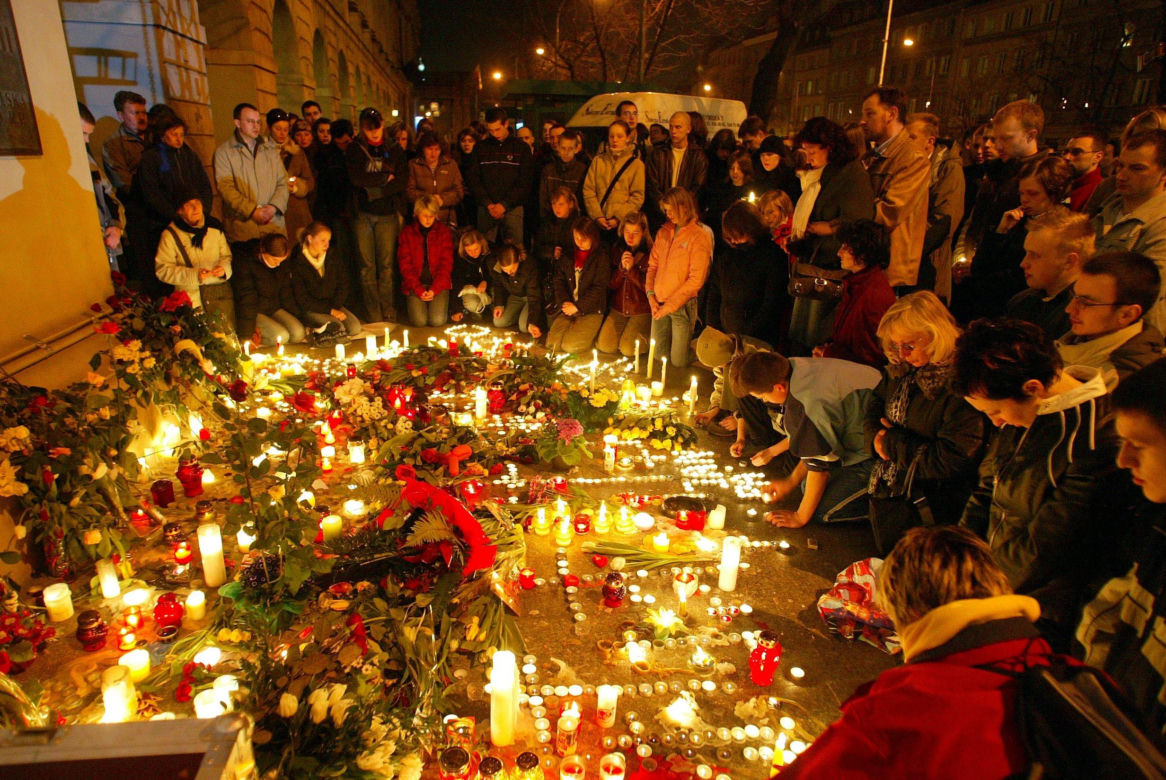 Wierni zgromadzeni przed warszawskim kościołem św. Anny po śmierci papieża Jana Pawła II