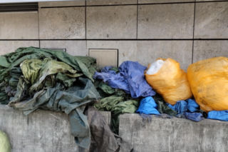 Bałagan na zapleczu warszawskiej Biedronki