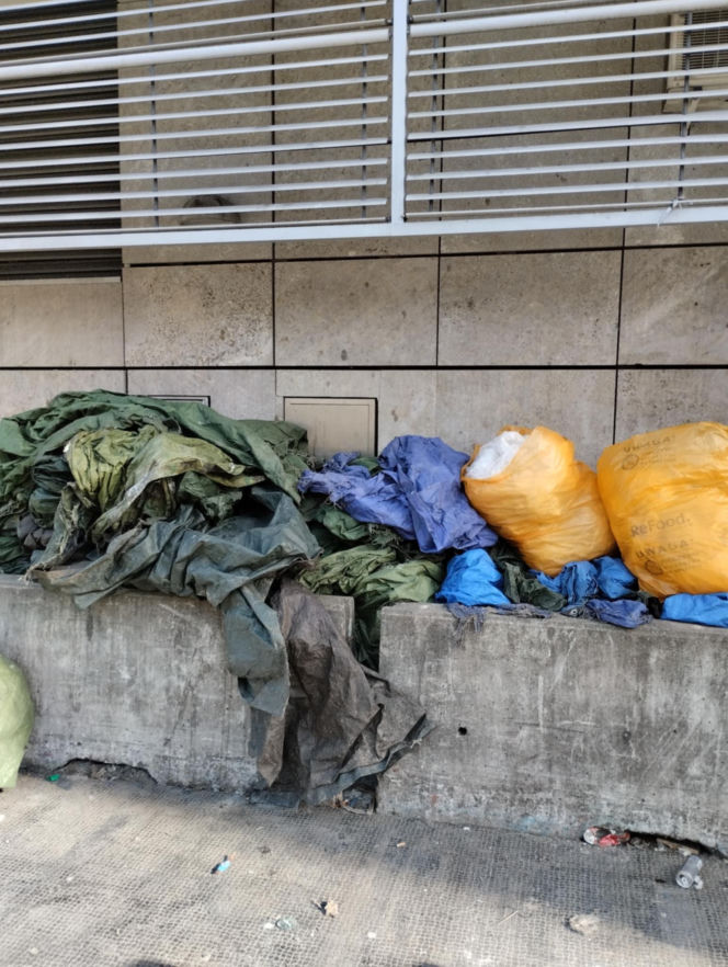 Bałagan na zapleczu warszawskiej Biedronki