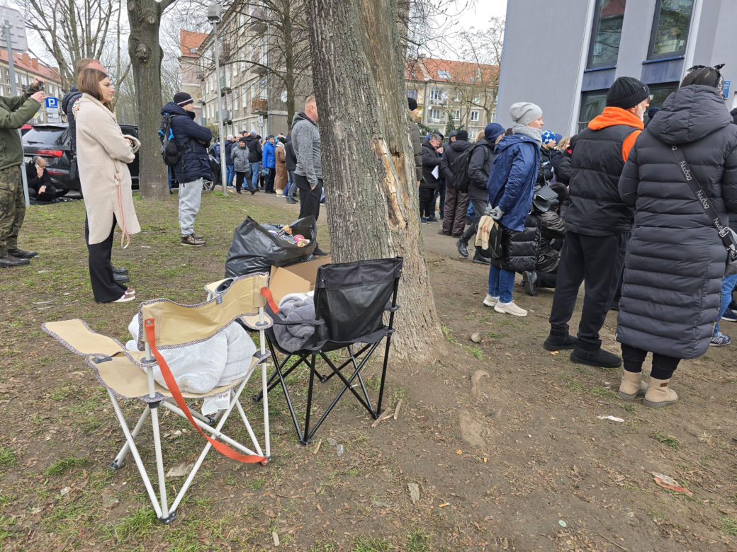 Kilkaset ludzi czeka przed wejściem do punktu obsługi grantobiorców w Tychach