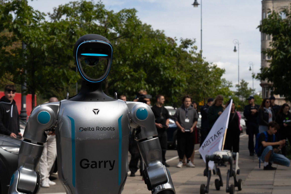 Niewiarygodne sceny. Roboty "krzyczą" w Warszawie, a minister alarmuje: "mamy się czego obawiać!"