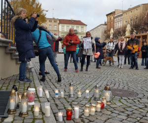 Znicze, minuta ciszy. #AniJednejWięcej w Lesznie