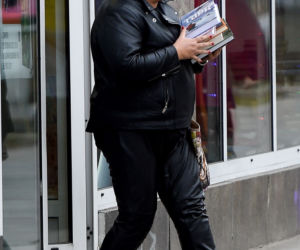  Powabna Dorota Wellman w obcisłej skórze pędzi na zakupy. PAPARAZZI 