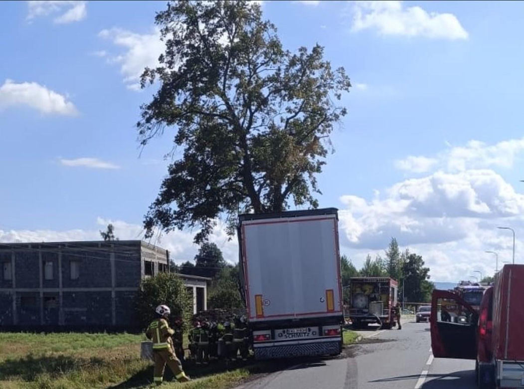 Tragiczny wypadek w Bielanach. Nie żyje kierowca osobówki