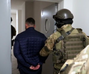 Antyterroryści w domu złodziei samochodów. Zobacz, jak wyglądała akcja