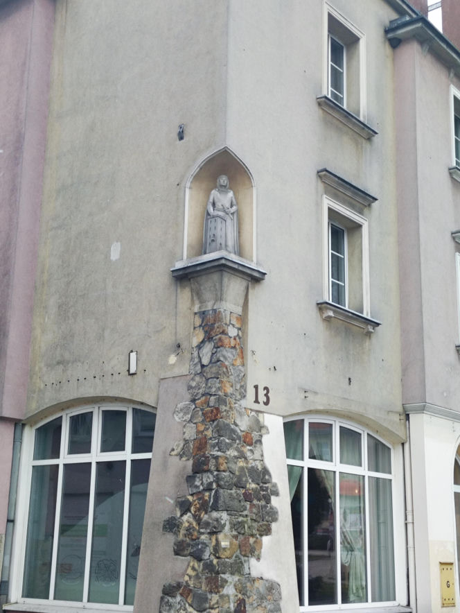 To miasto ma jeden z najstarszych rynków na Śląsku. Zachwyca zabytkowymi kamienicami i ratuszem