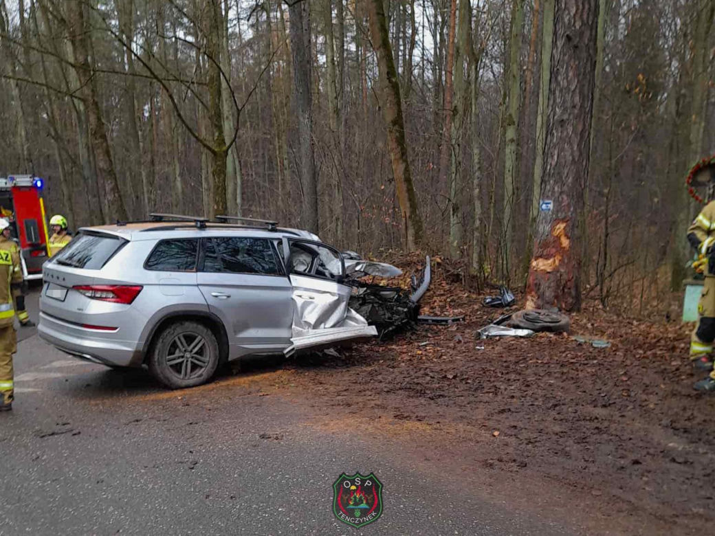 Skoda z dwiema osobami w środku uderzyła w drzewo. 4-letnie dziecko trafiło do szpitala