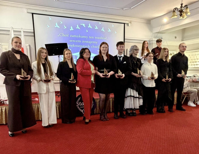 Zakończenie roku szkolnego maturzystów II LO w Starachowicach. Wyjątkowa uroczystość w obiektywie
