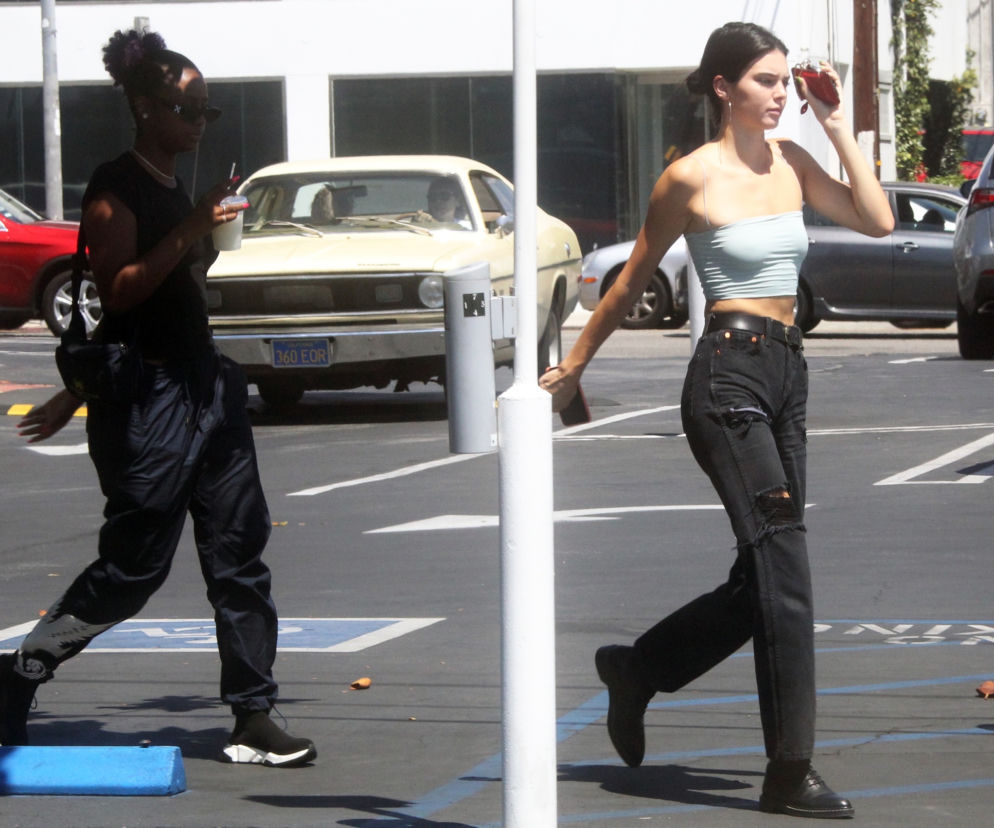 Kendall Jenner z przyjaciółką idzie na lunch - Hotplota.pl