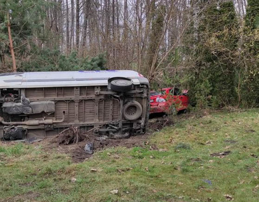 Makabra pod Płockiem! Bus i saab poważnie zniszczone [ZDJĘCIA]
