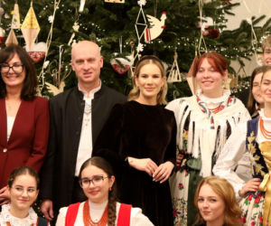 W Pałacu Prezydenckim już święta. Marta Nawrocka z rodziną ubierała choinkę