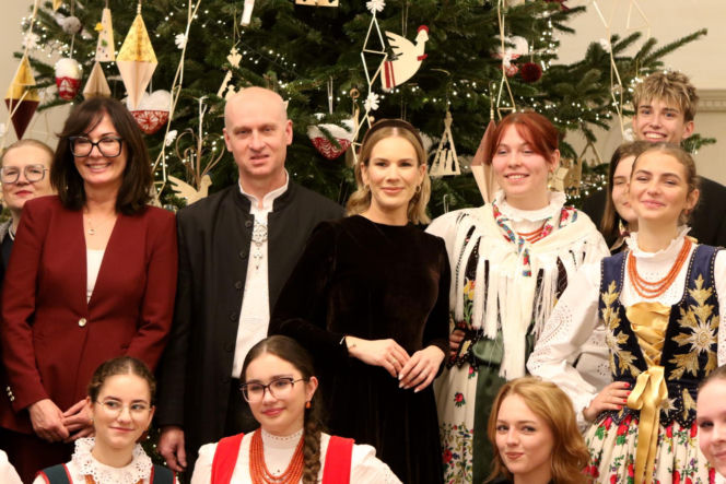 W Pałacu Prezydenckim już święta. Marta Nawrocka z rodziną ubierała choinkę