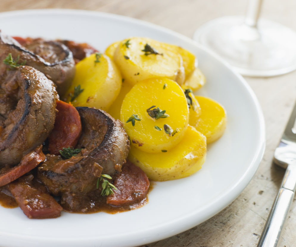 Cynaderki duszone z chorizo: przepis na nerki z paprykową kiełbasą