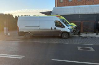 Zderzenie karetki z busem w Krzywiniu. Karetka jechała na sygnale