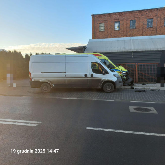 Zderzenie karetki z busem w Krzywiniu. Karetka jechała na sygnale