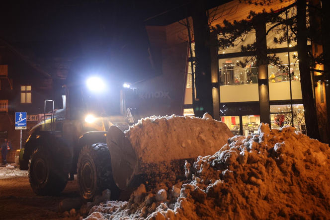 Akcja wywożenia śniegu z Krupówek