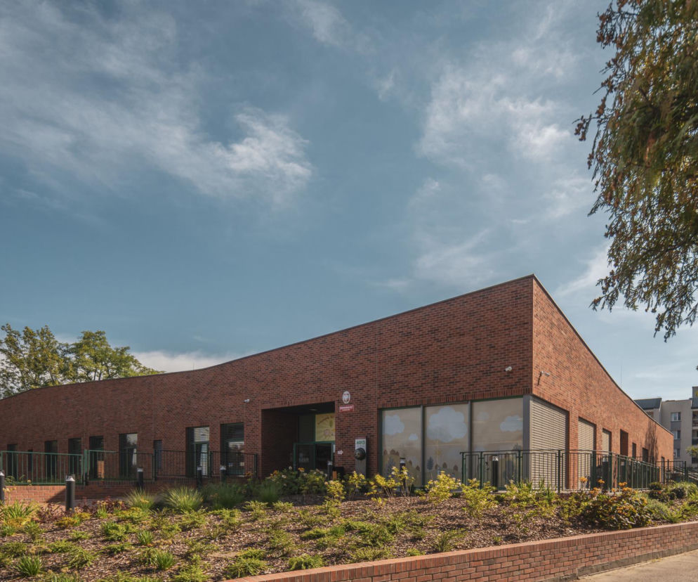 Nowoczesny budynek przedszkola z ceglaną elewacją w Bieruniu. O architekturze dla dzieci przeczytasz na portalu Architektura.